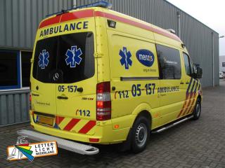 Beplakken ziekenauto, ambulance met reflecterende folie en snijtekst,